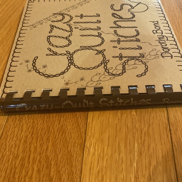 Crazy Quilt Stitches by Dorothy Bond, 1981 Excellent condition. Never used - Picture 3 of 4